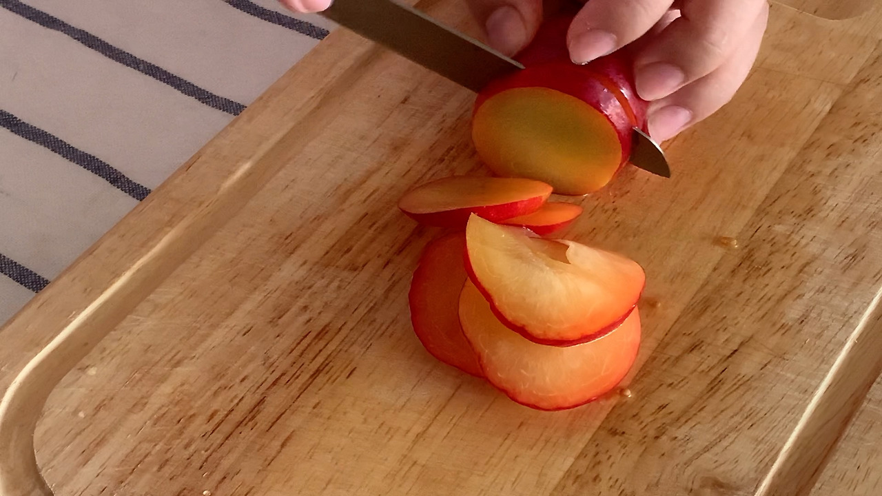 자두 자르기.jpg