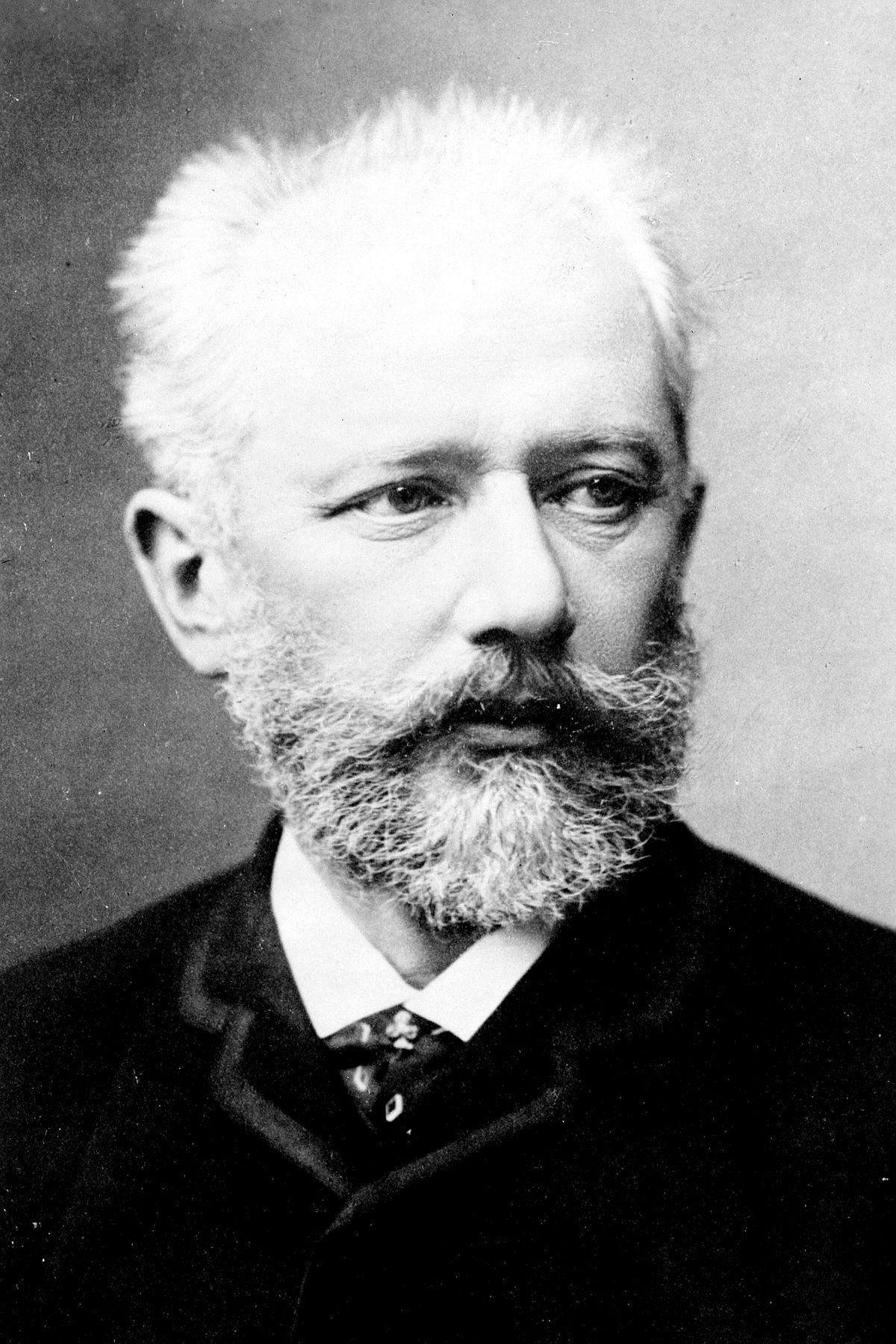 1200px-Tchaikovsky2.jpg