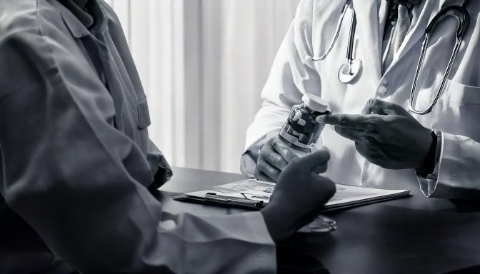 Firefly 병원에서 한국인 의사가 간호사에게 처방약을 지시하는 모습 46324.jpg