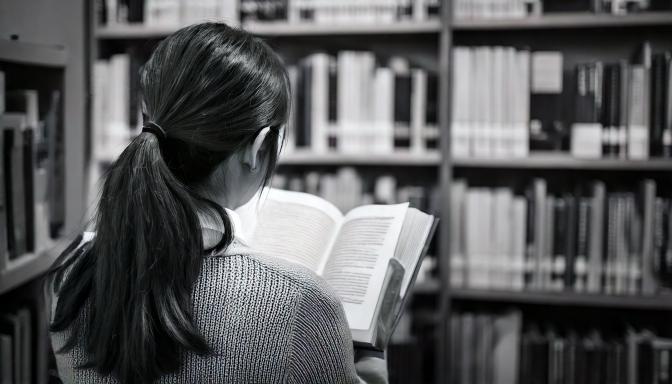 Firefly 도서관에서 책을 읽으며 집중하고 있는 한국 여성의 뒷모습 46324.jpg