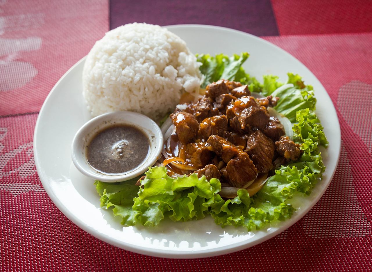 LR-2016_Phnom_Penh,_Kambodżański_Lok_Lak_(02) ⓒ Wiki(CC BY-SA 4.0).jpg