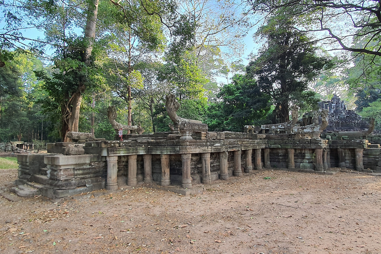 4-3. 프레아피투 까오썩 테라스, 좌로부터 1948년의 모습 ⓒ EFEO, 2016년 복원 전의 모습 ⓒ 박동희, 2021년 복원 후의 모습 ⓒ 박동희.jpg