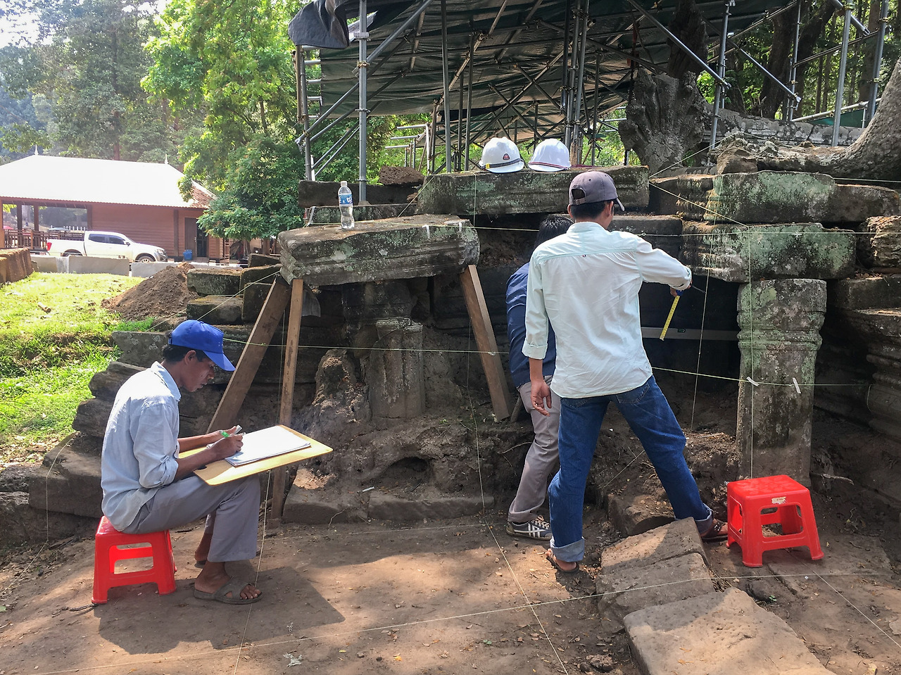 7-1. (좌) 복원을 진행하기 전에 꼼꼼하게 기록을 남긴다 ⓒ 박동희, (우) 가능한 한 모든 부재를 재사용한다. ⓒ 박동희.jpg