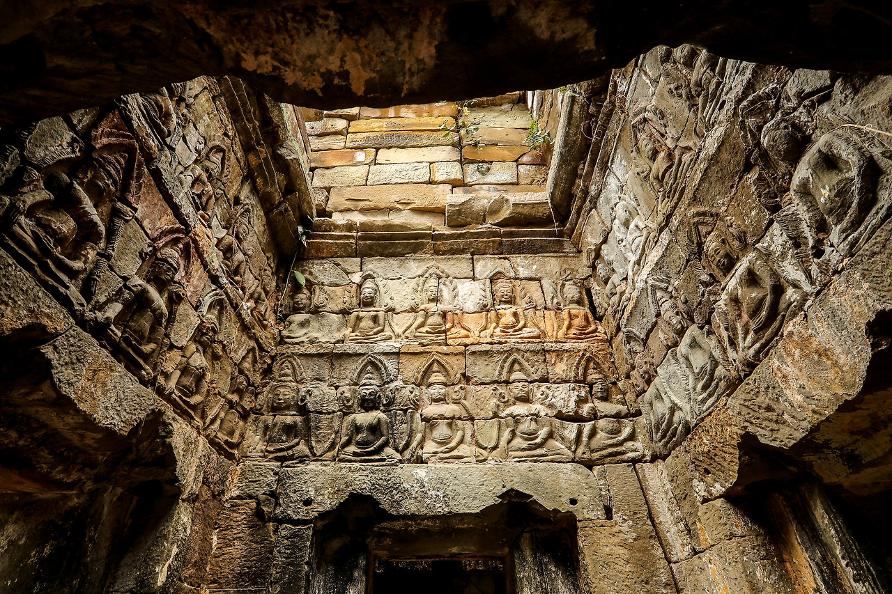 3. 프레아피투 따 투옷 사원에 조각된 부처상들 ⓒ 박동희.jpg