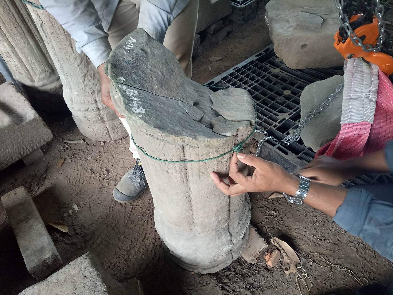 7-2. (좌) 복원을 진행하기 전에 꼼꼼하게 기록을 남긴다 ⓒ 박동희, (우) 가능한 한 모든 부재를 재사용한다. ⓒ 박동희.jpg