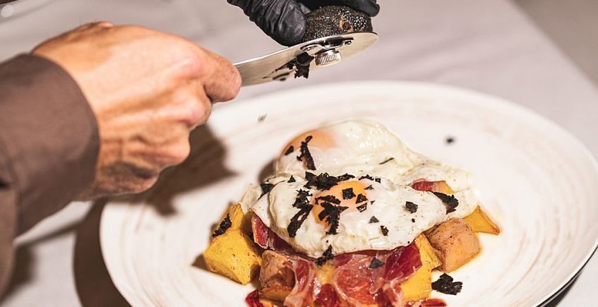 Huevos-rotos-de-foie-con-trufa-negra-jamón-ibérico-de-jabugo-patatas-y-aceite-de-trufa-847-847x435.jpg