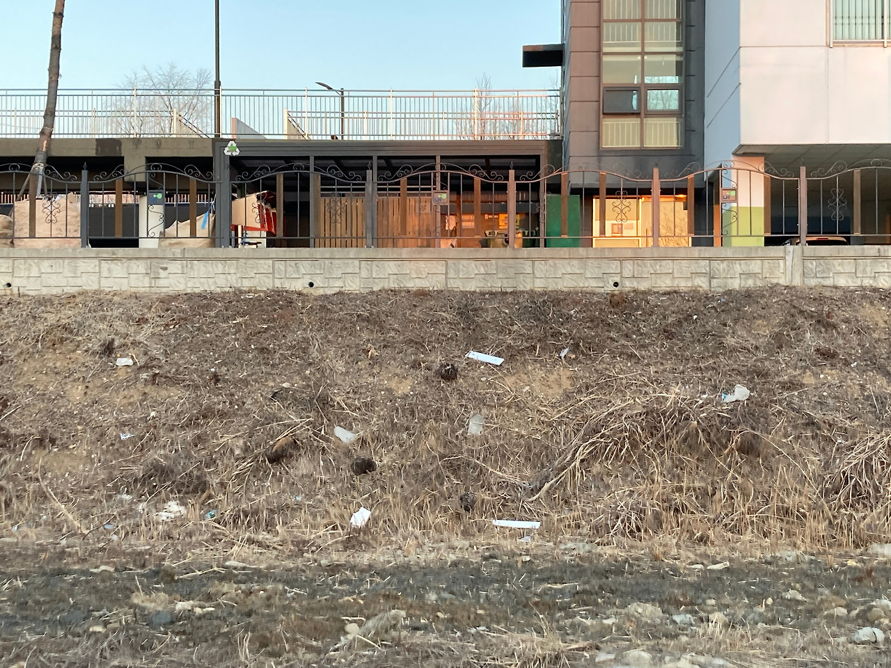 2. 쓰레기가 가득한 월인천 개울가jpg (3).jpg