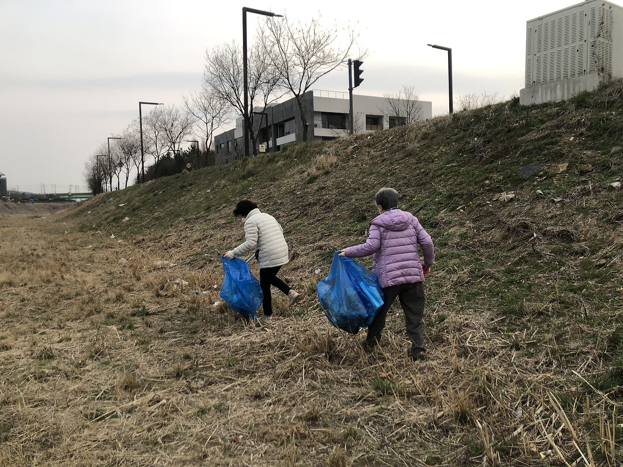 5. 함께 쓰레기를 줍는 주민들 (3).jpg