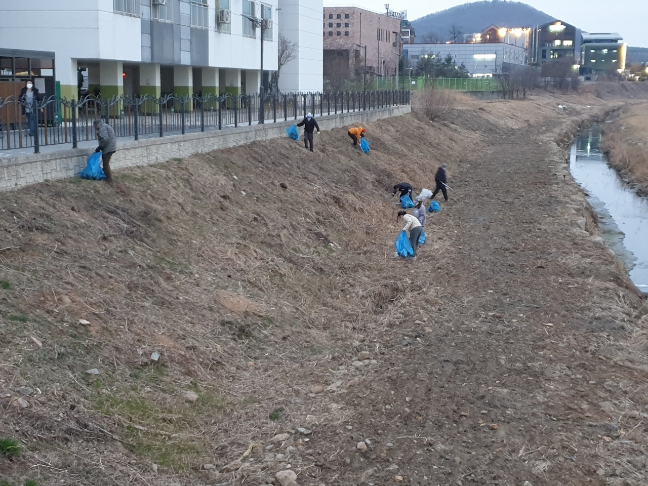 5. 함께 쓰레기를 줍는 주민들 (1).jpg