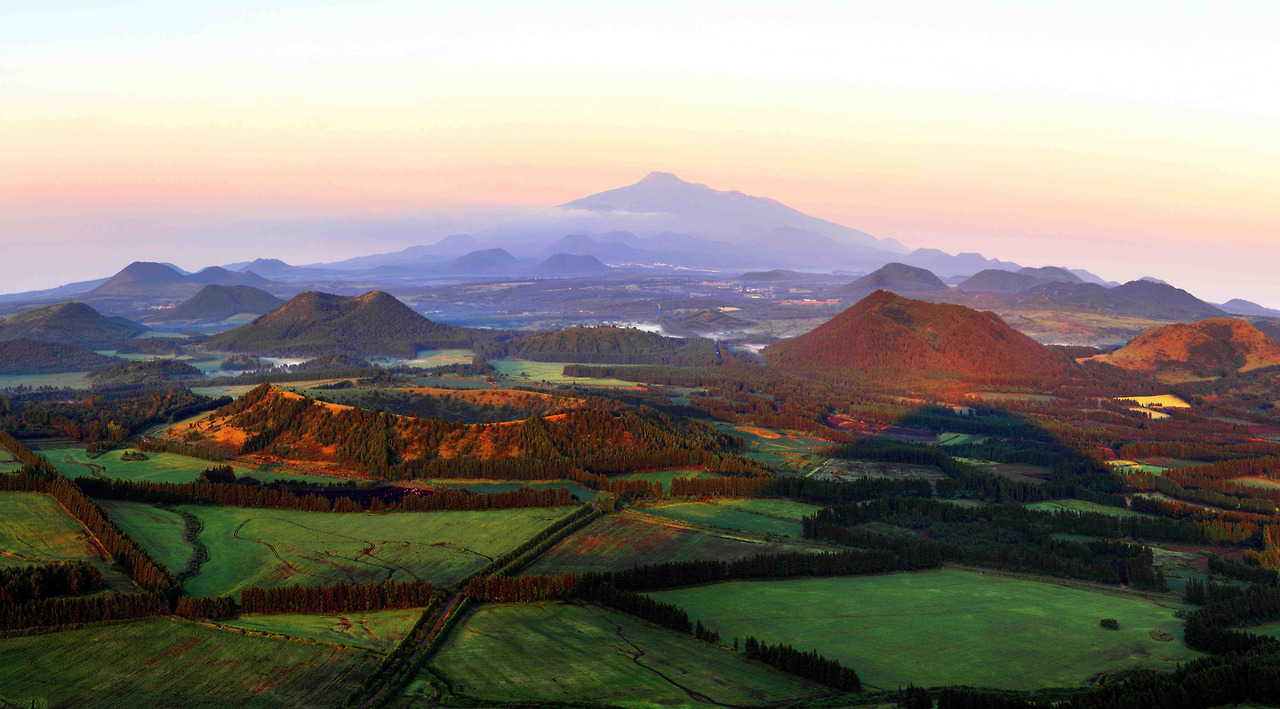 2025-1231-1-높은오름에서 바라본 한라산과 제주 오름들-제주도청.jpg