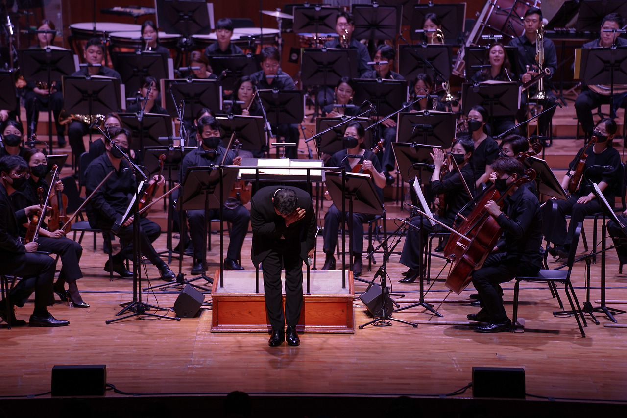 안두현 지휘자 커튼콜_2.jpg