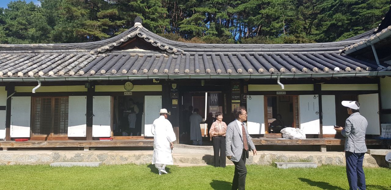 학봉(종택 잔디).jpg