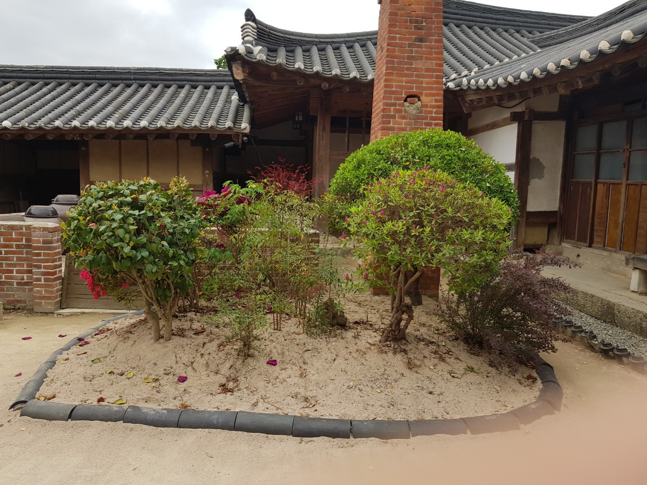 경주최부자댁 안채 정원과장독대.jpg