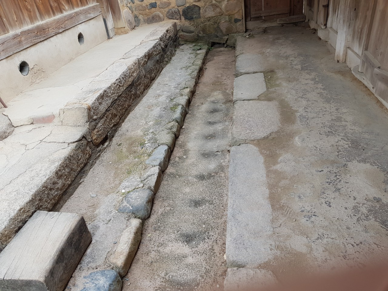 경주최부자댁 수채구멍.jpg