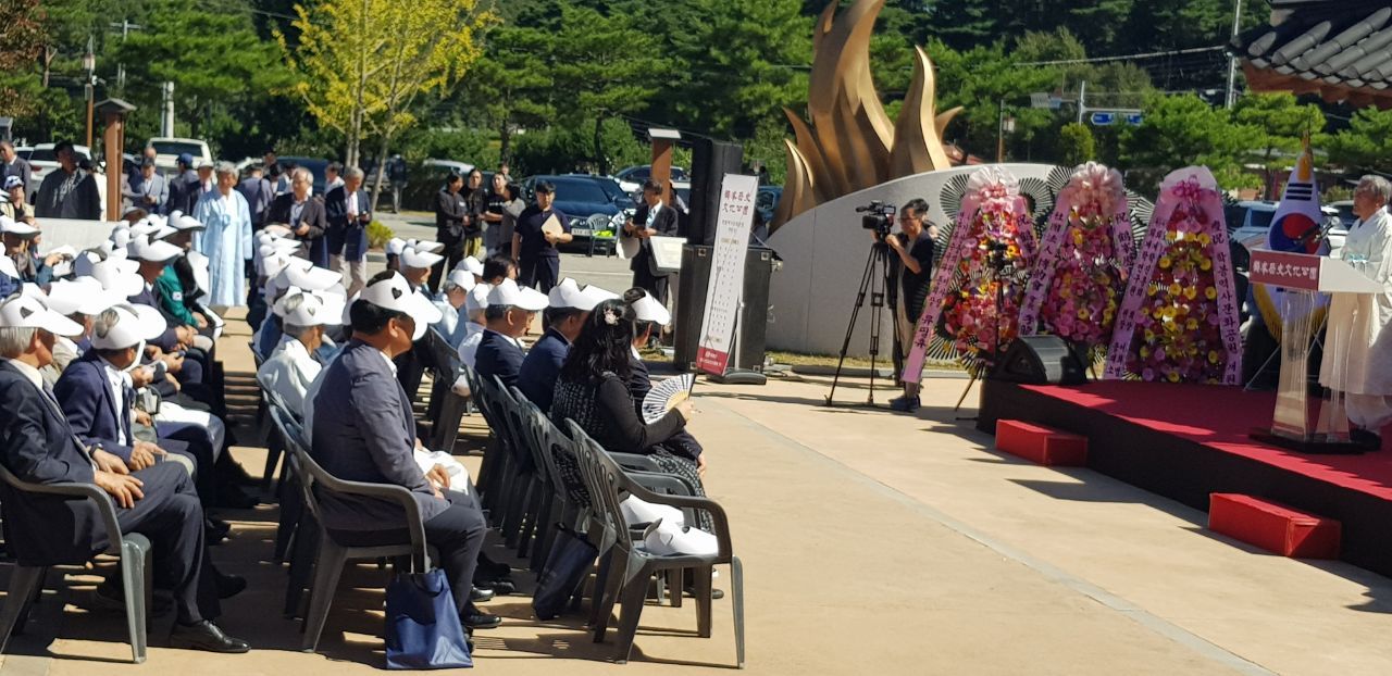 학봉(종손 인사).jpg