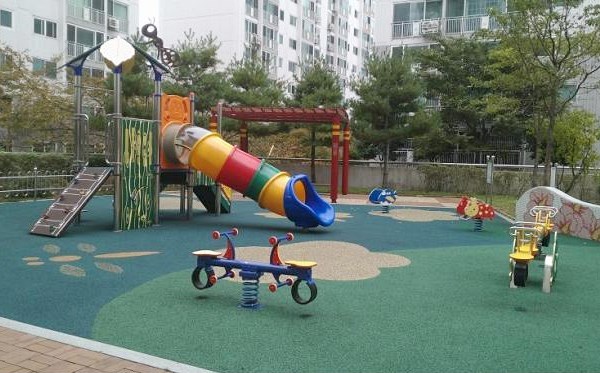 아파트 놀이터.jpg