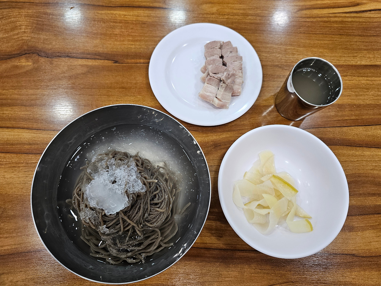 물막국수와 제육 반개.jpg