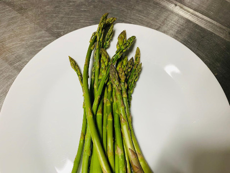 농장에서 수확한 아스파라거스.jpg