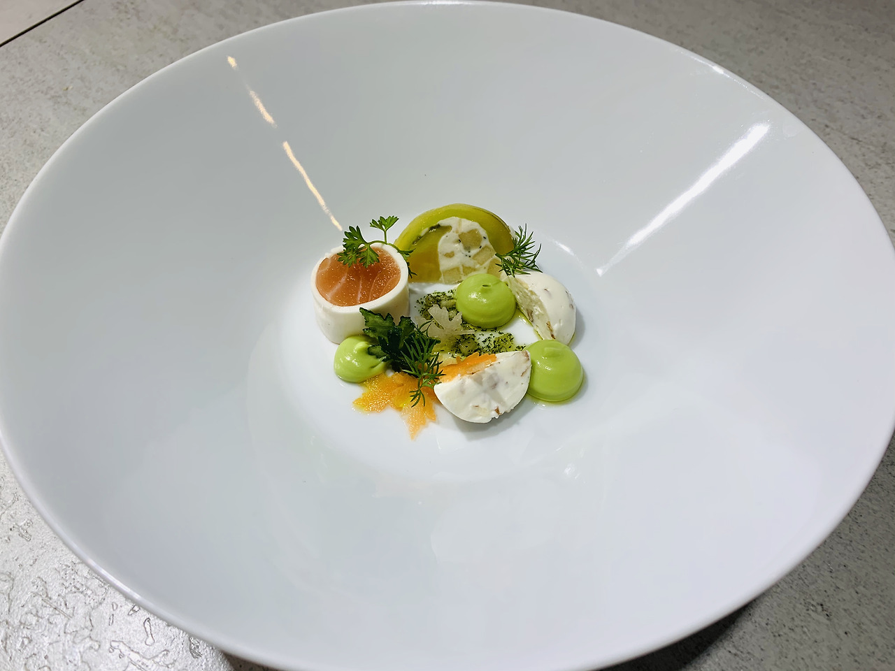 레몬 크림치즈로 감싼 연어와 과일.jpg