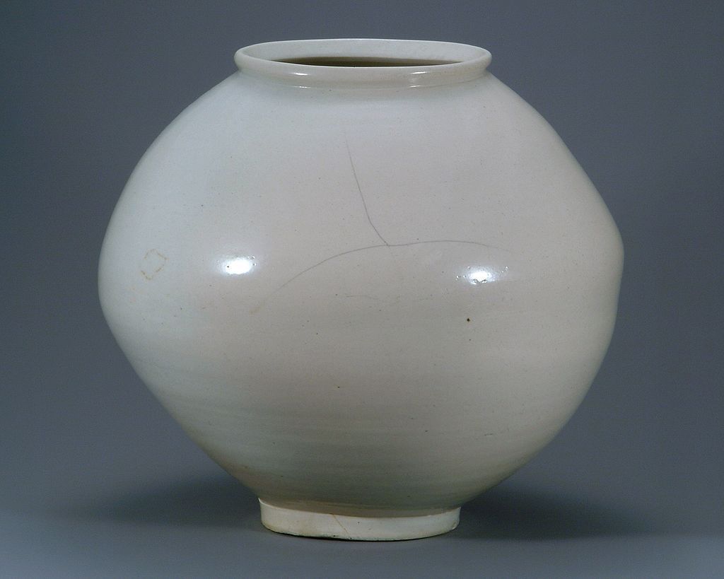 1024px-백자_달항아리(310호).jpg