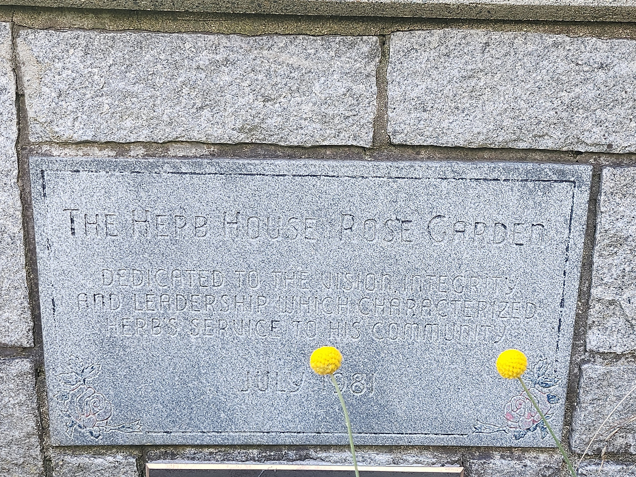 장미정원 plaque.jpg