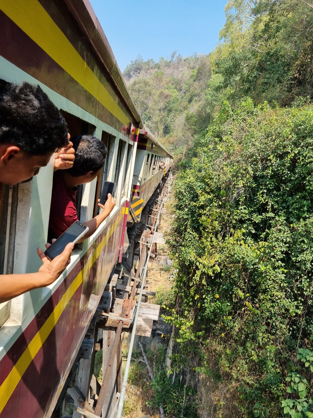 밖으로 얼굴냄.jpg