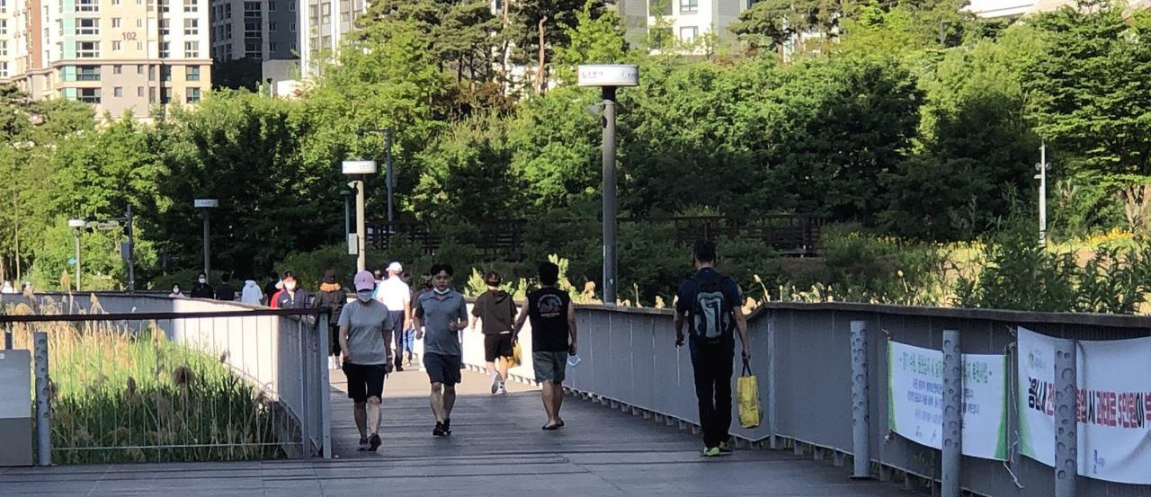 사람들의 걷는 모습.jpg