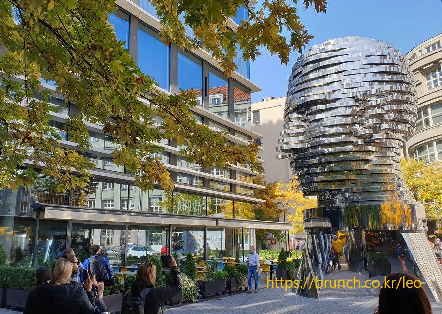 회전하는 카프카 두상 (31).jpg