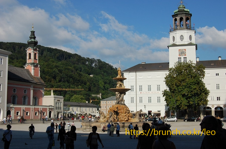 잘츠부르크 돔광장 전경.jpg