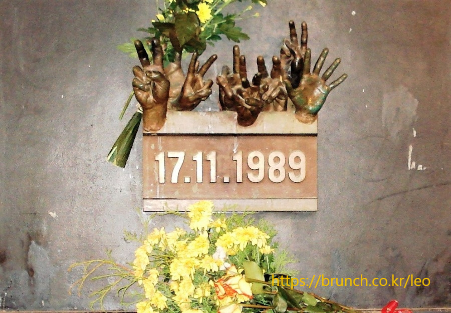 17listopadu89_pomnik (2).jpg