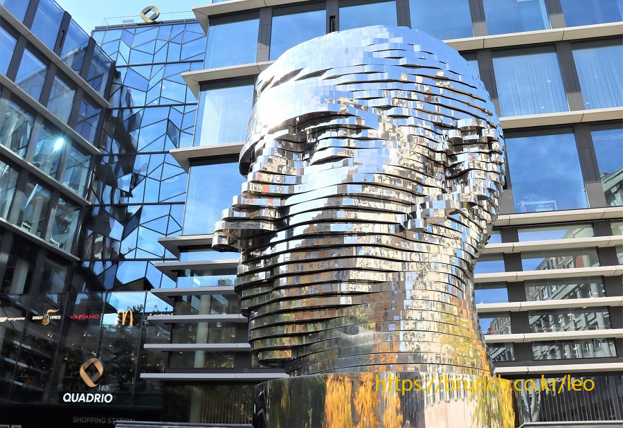 회전하는 카프카 두상1 (19).jpg