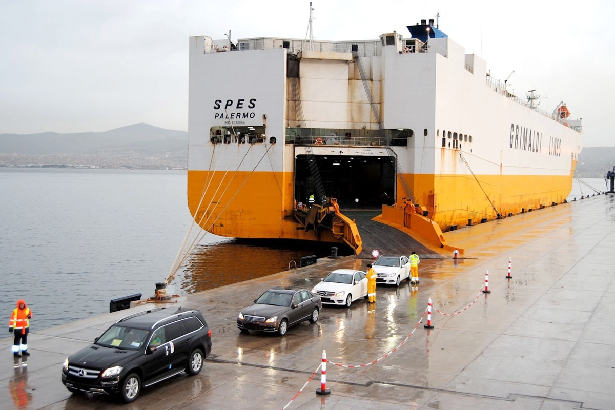 1_운송선에서 나오는 벤츠 차량_Deniz Haber.jpg