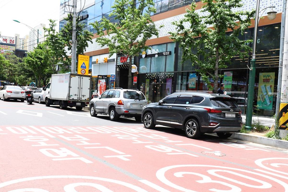 황색 실선 구역에 불법 주차한 차들 사진 출처 = '뉴스1'.jpg