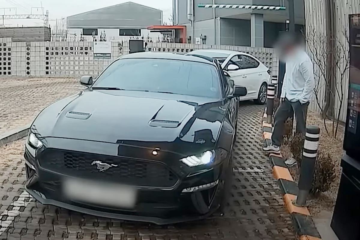 새치기한 머스탱에게 따지는 뒷차 차주 사진 출처 = Youtube '한문철TV'.jpg