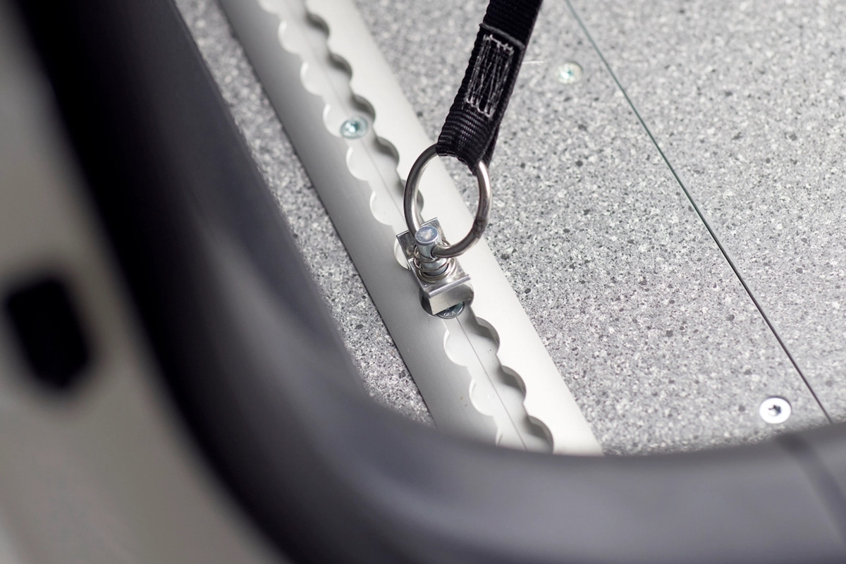 4_니로 EV 카고 적재물 고정 고리.jpg