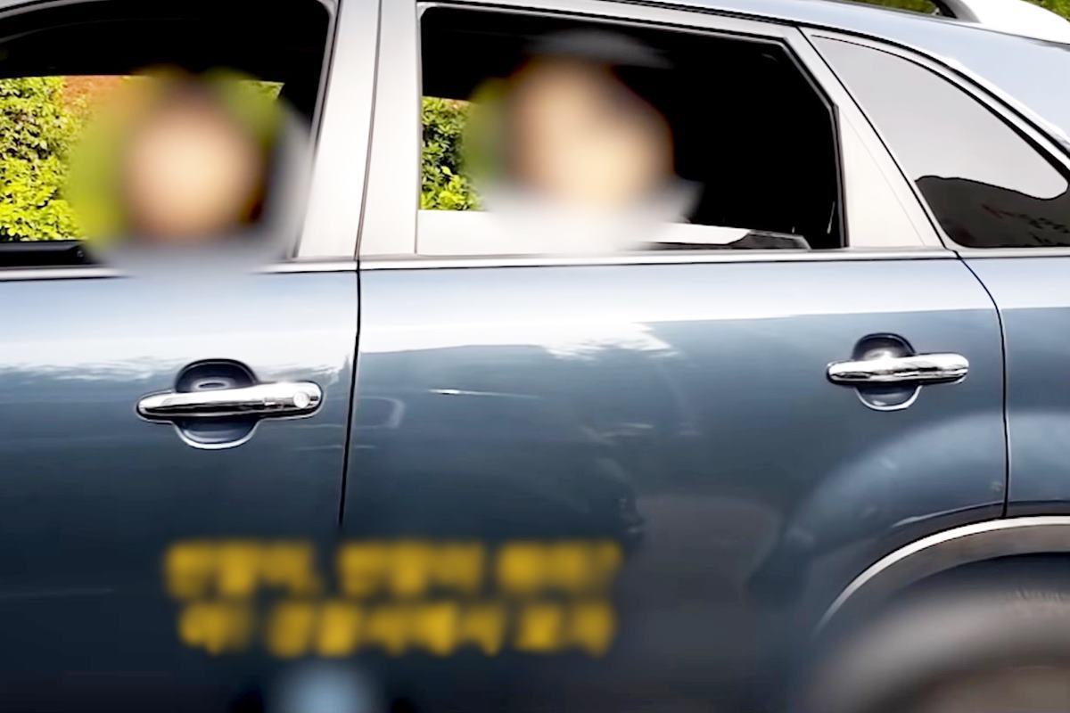 옆차에게 욕을 하는 가해자 사진 출처 = 유튜브 채널 '몇대몇블랙박스'.jpg