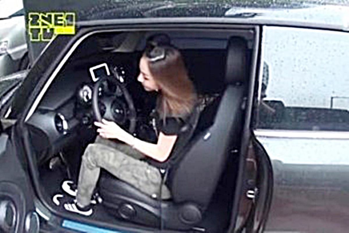 과거 미니쿠퍼S를 탄 산다라박 사진 출처 = '2NE1 TV'.jpg