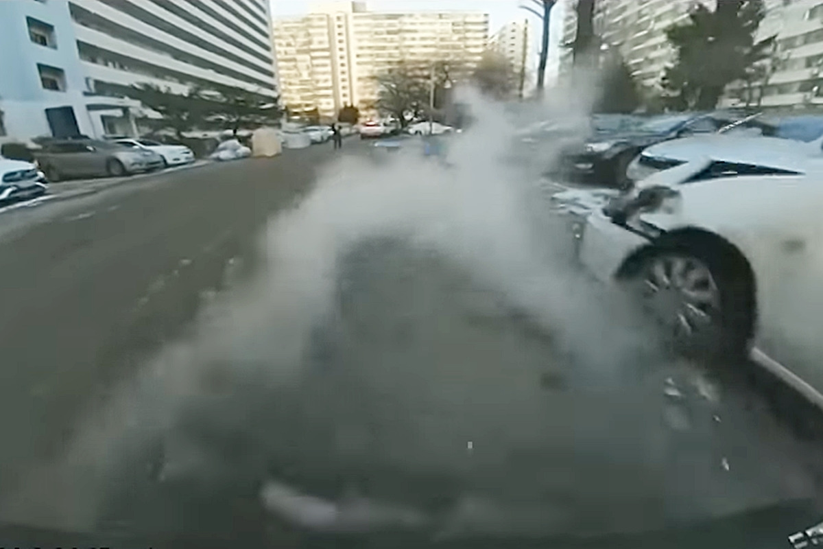 1_급발진 당시 후방 블랙박스 영상_유튜브 채널 '한문철 TV'.jpg