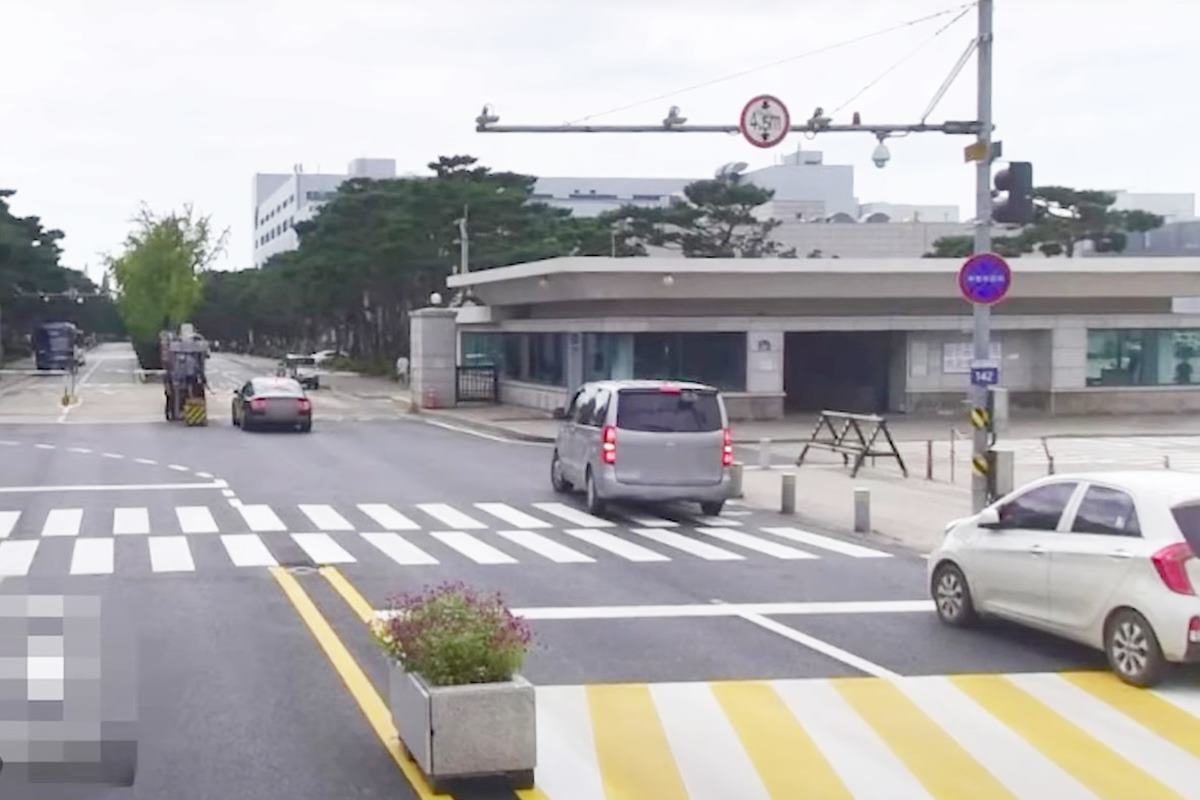 충분히 우회전이라 착각할 수 있었던 도로 상황 사진 출처 = Youtube '블박맛집'.jpg