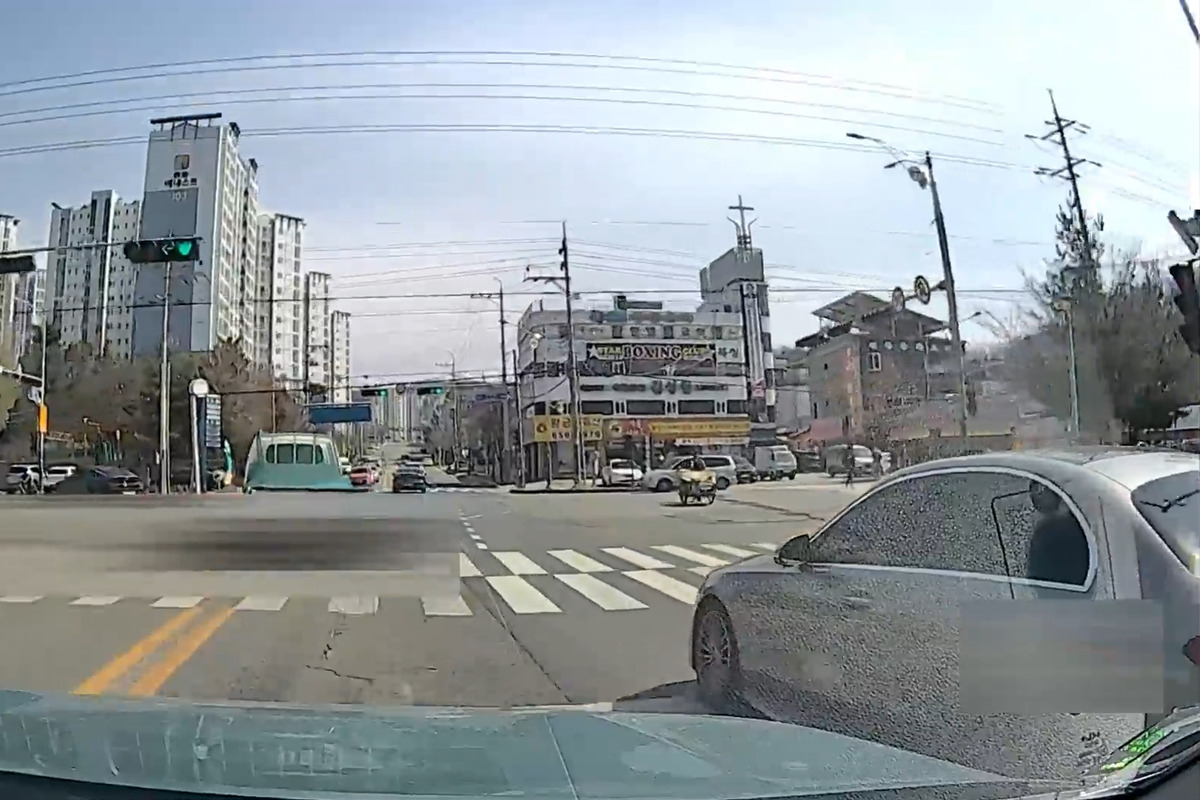 3_불법 좌회전 시도하는 벤츠_보배드림.jpg