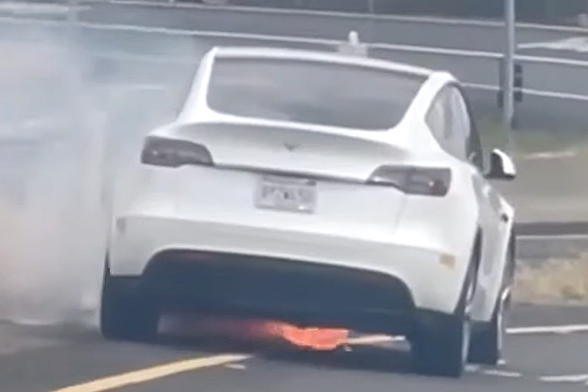 1_연기 치솟는 테슬라 모델 Y_유튜브 채널 'KCRA 3'.jpg