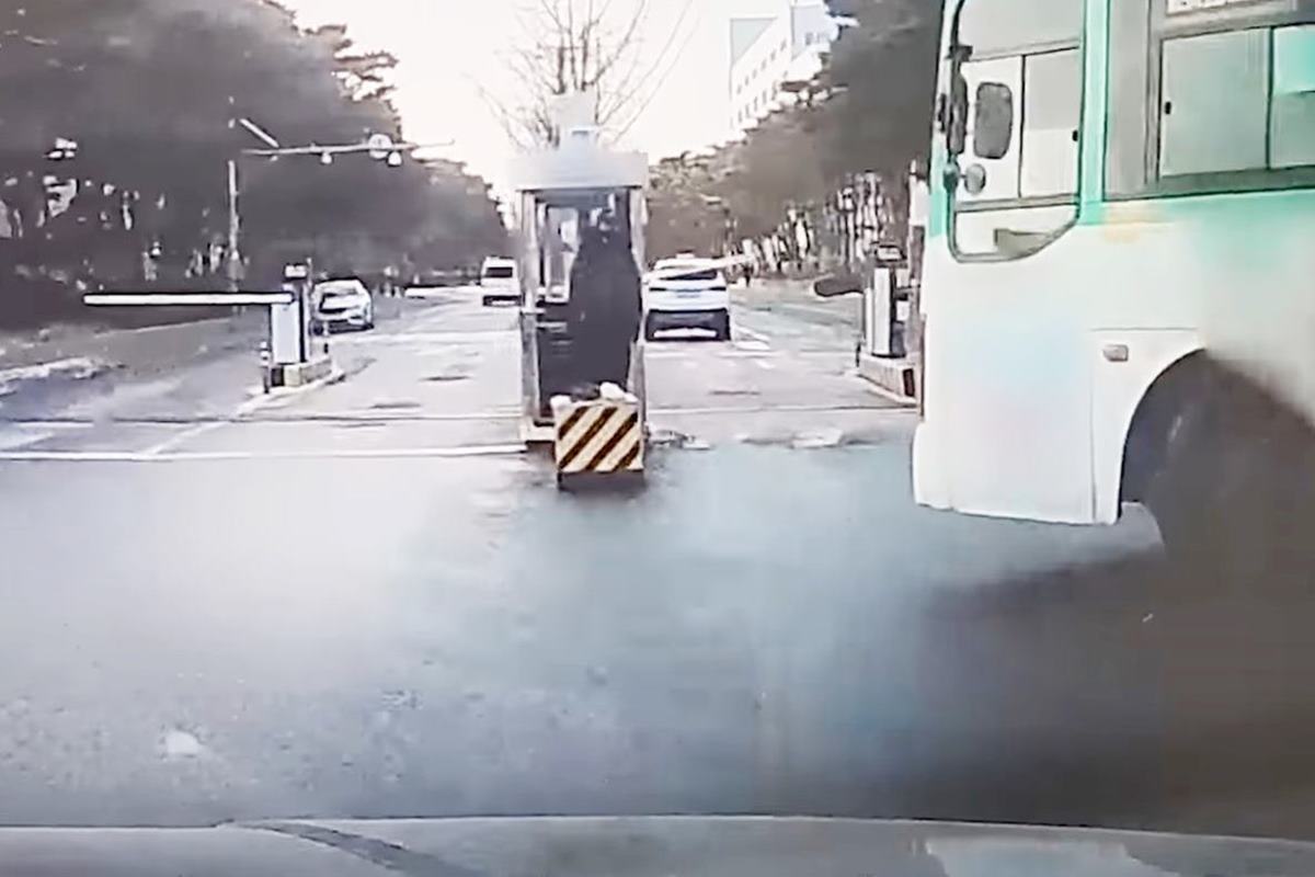 우측 후방으로 버스가 부딪치기 직전 상황 사진 출처 = Youtube '블박맛집'.jpg