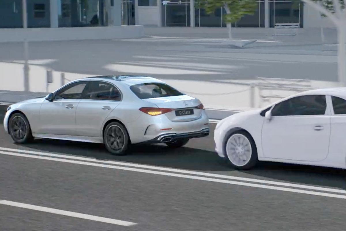 7_메르세데스-벤츠 프리 세이프 플러스_유튜브 채널 'Mercedes-Benz'.jpg