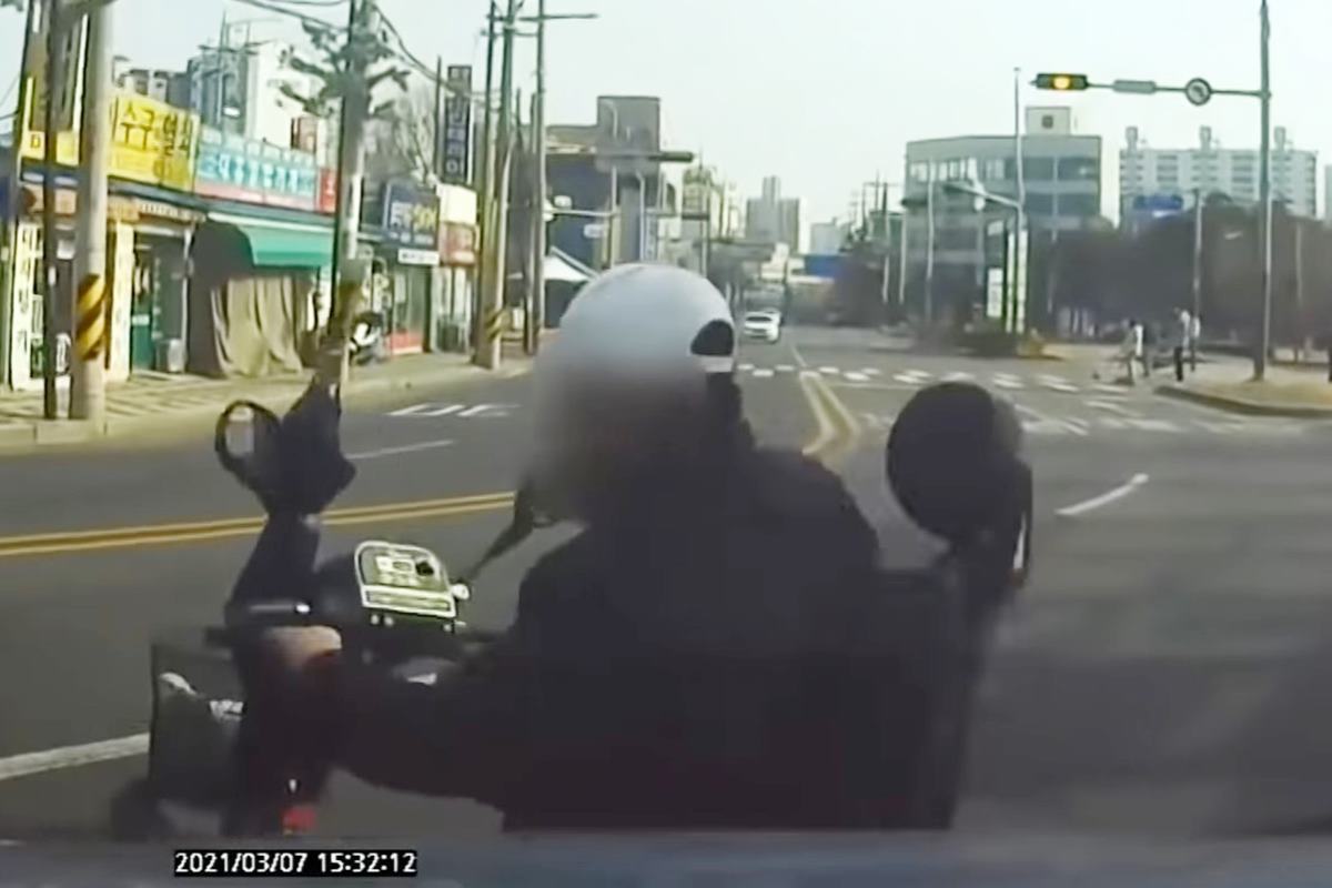 갑자기 나타난 의료용 전동 스쿠터와의 사고 사진 출처 = 유튜브 채널 '한문철의 블랙박스 리뷰'.jpg