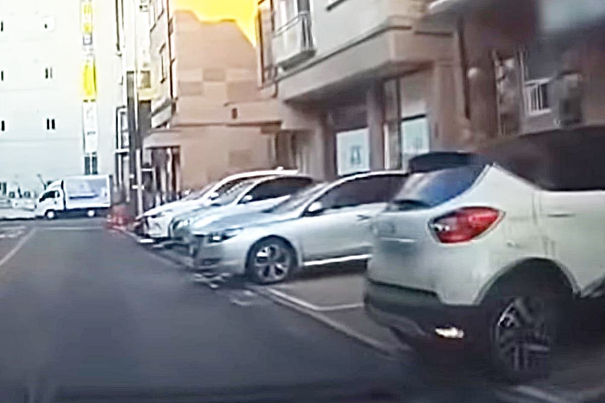 후진으로 출차하던 차와 발생한 사고 사진 출처 = Youtube '한문철TV'.jpg