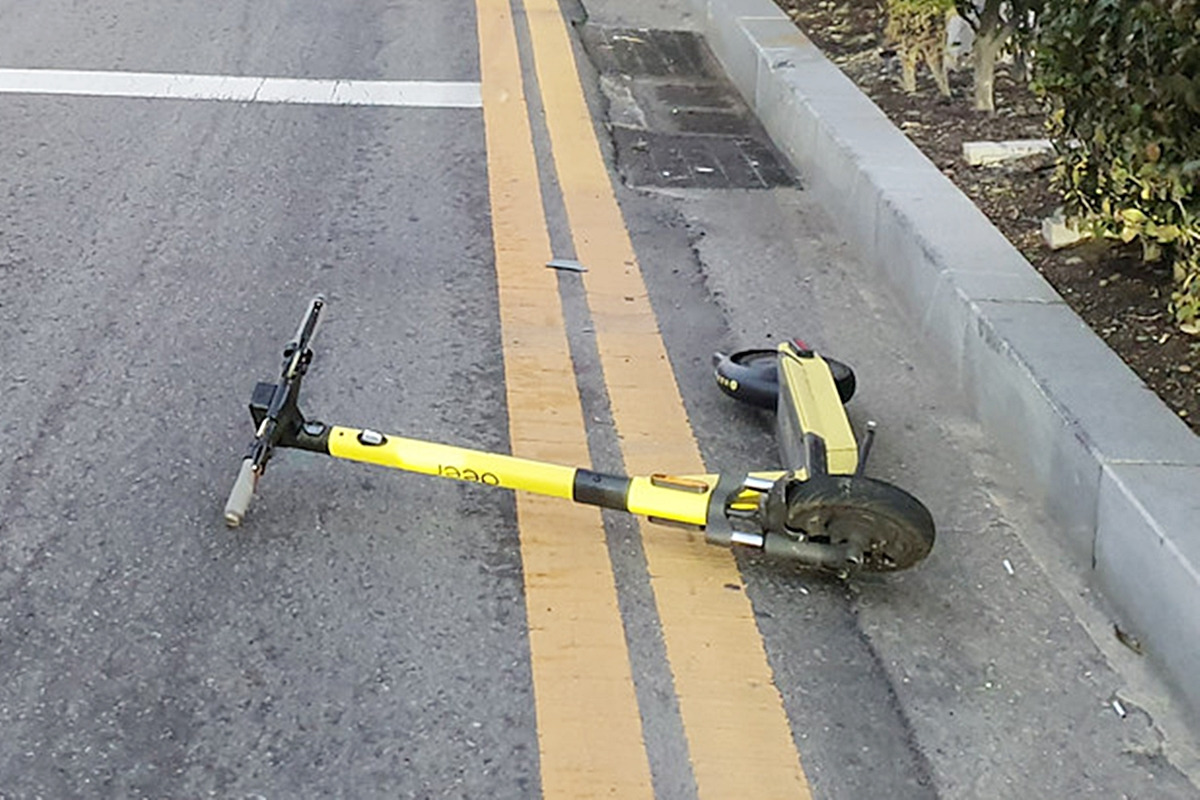 1_길가에 방치된 전동킥보드_온라인 커뮤니티.jpg