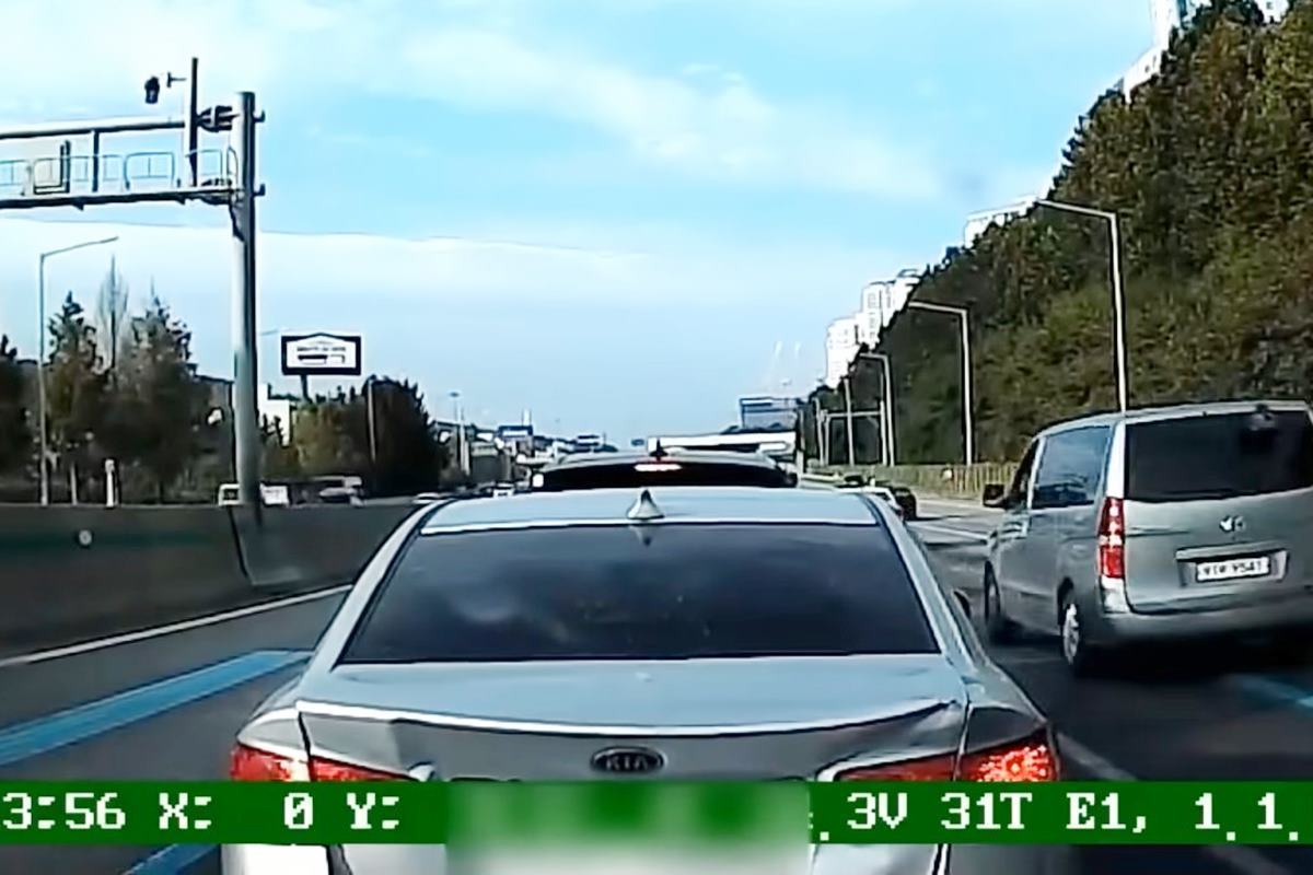 안전거리 미확보로 발생한 추돌 사고 사진 출처 = Youtube '한문철TV'.jpg