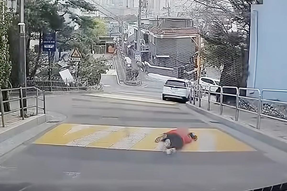 차에 놀라 넘어지는 보행자 사진 출처 = Youtube '한문철TV'.jpg