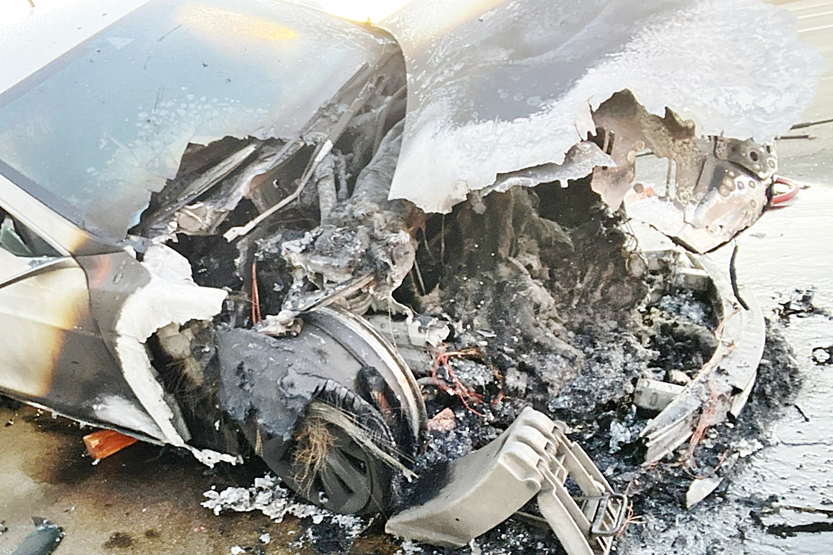 0_불탄 테슬라 모델 S_새크라멘토 메트로 소방국.jpg