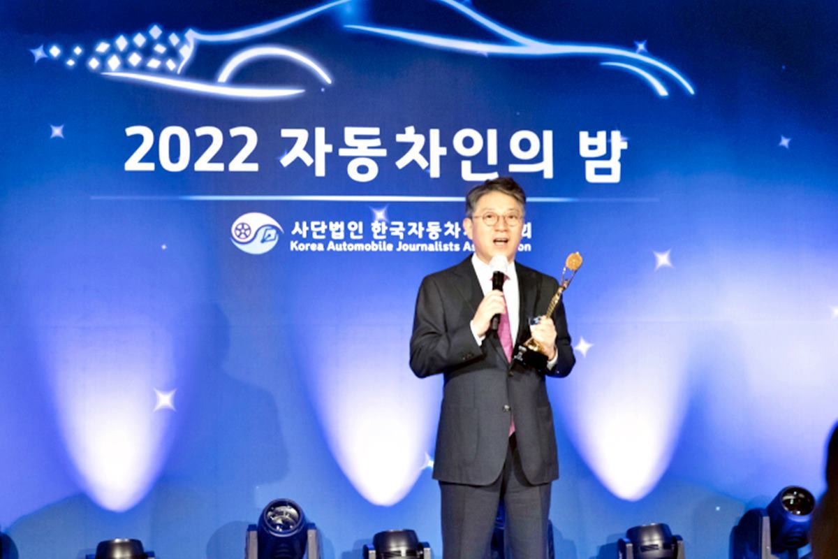 곽재선 쌍용자동차 회장이 사명 교체를 밝히고 있다 한국자동차기자협회.jpg